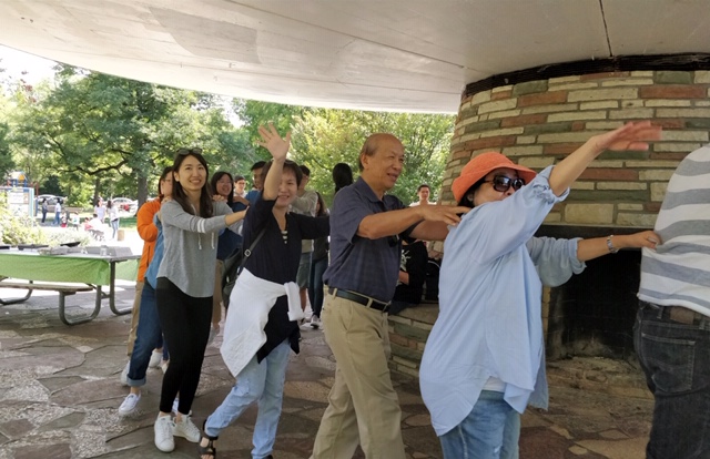 當我們同在一起，其快樂無比！Creve Coeur Lake 聚餐同樂。